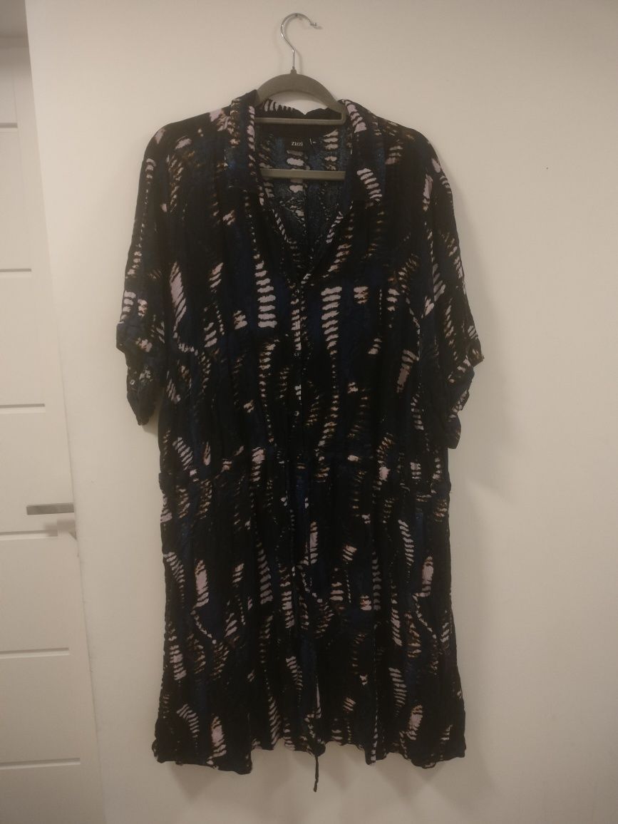 Granatowa wzorzysta sukienka plus size