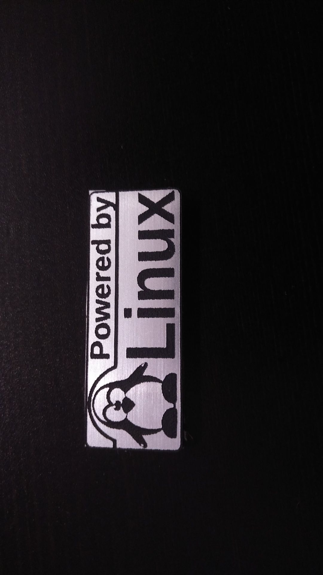 3 loga/emblematy: JBL, Dual, Linux