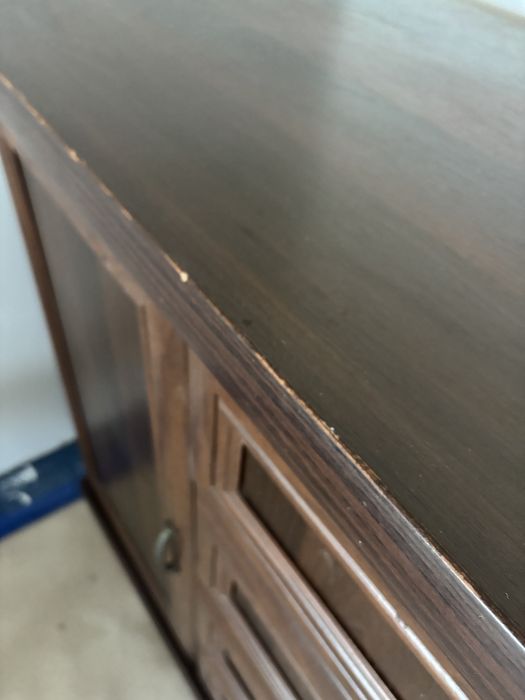 Komody brązowe do pokoju z półkami i szufladami