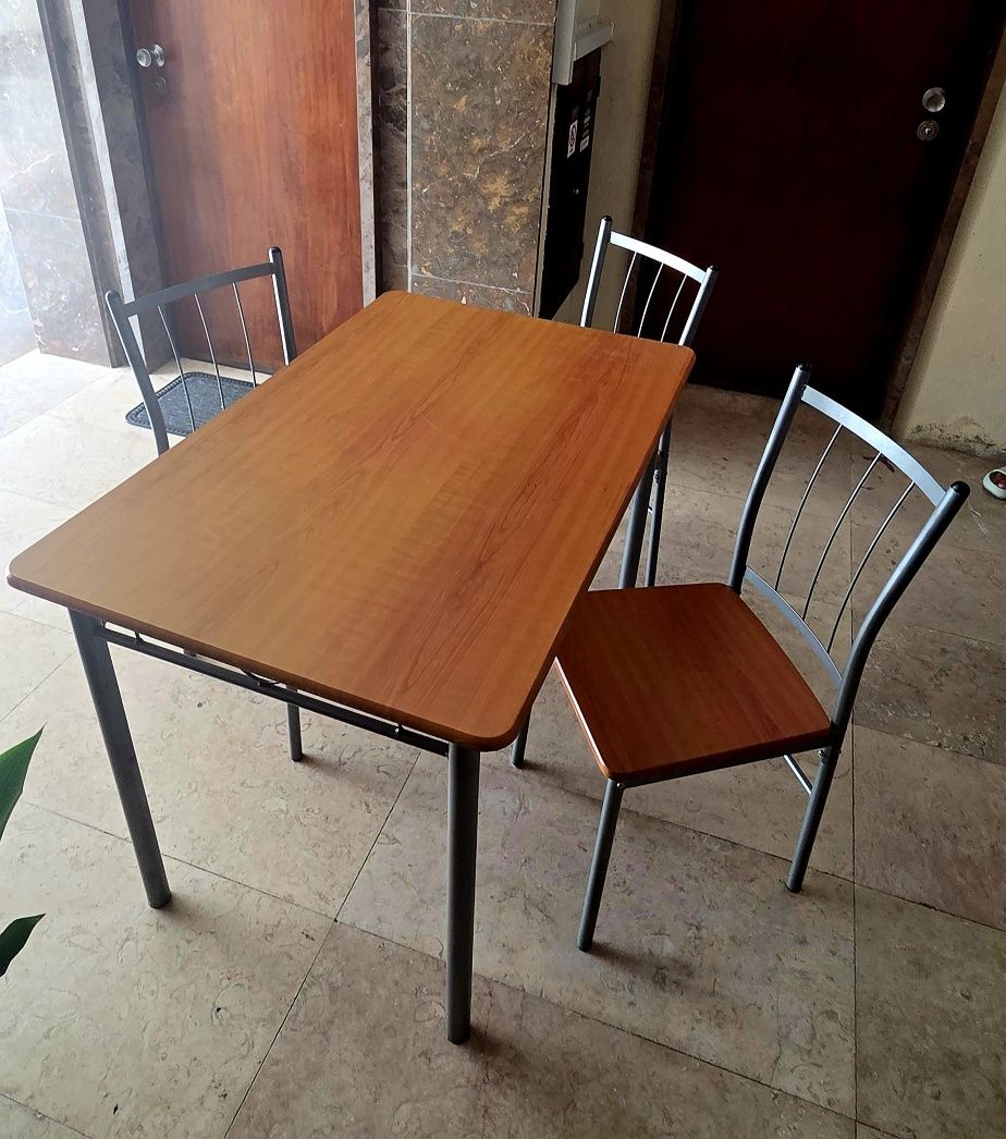 Vendo conjunto de mesa e 3 cadeiras.
