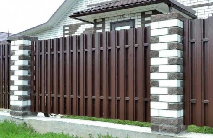 Будівництво огорож. Встановлення парканів із профнастилу.