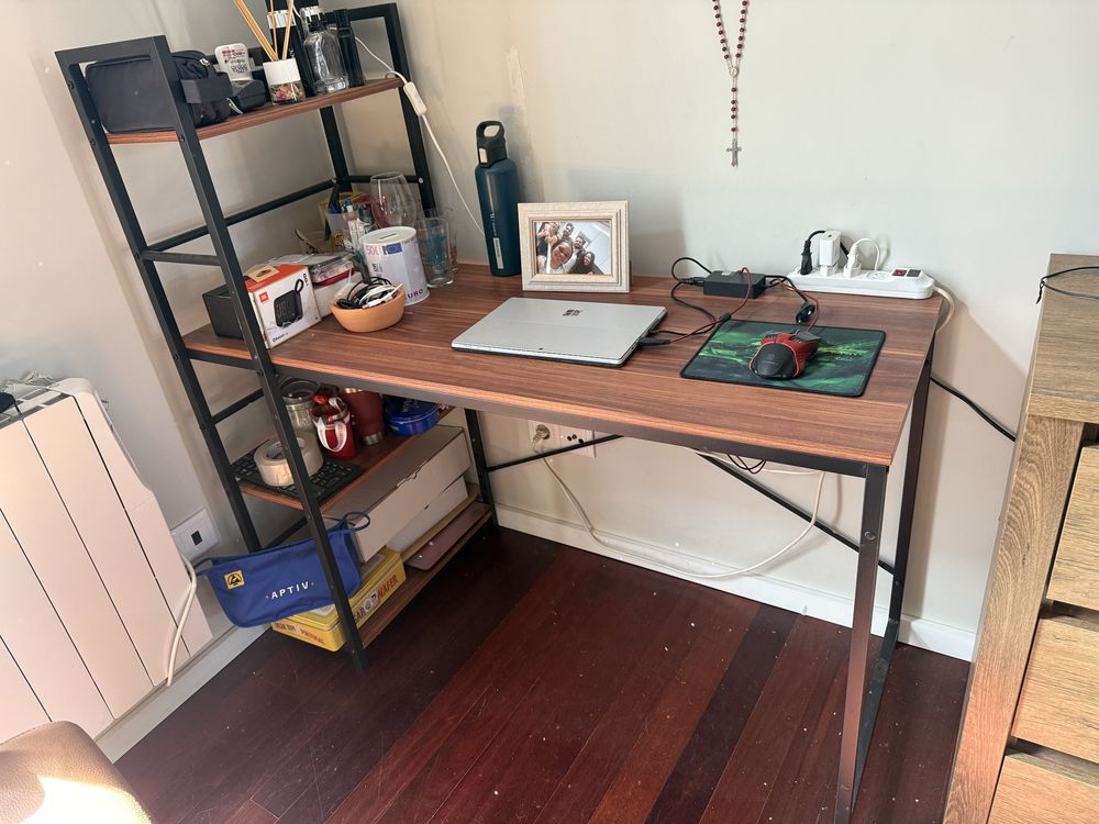 Mesa de canto com a cadeira de escritorio