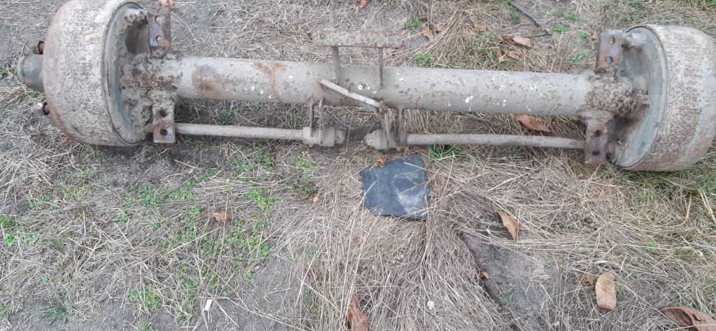 Oś od przyczepy rozrzutnika.