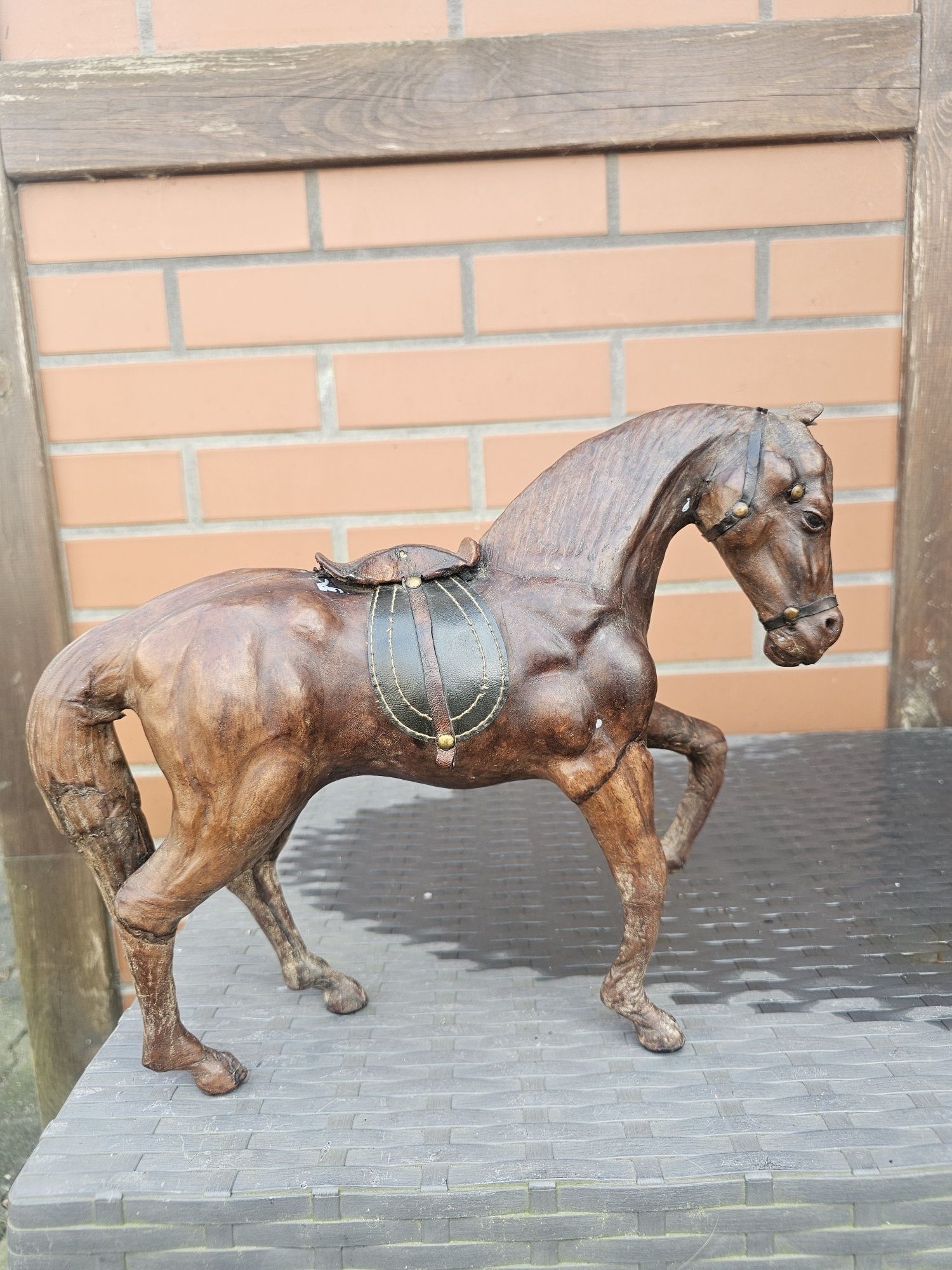 Stara drewniany figurka konia skóra