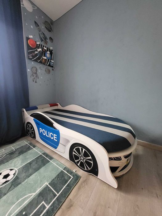 Ліжко поліцейська машинка