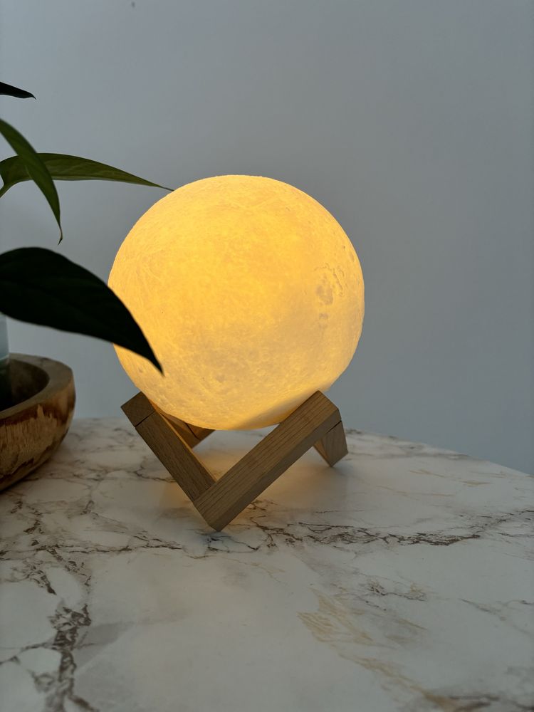 Lampa dekoracyjna w kształcie księżyca