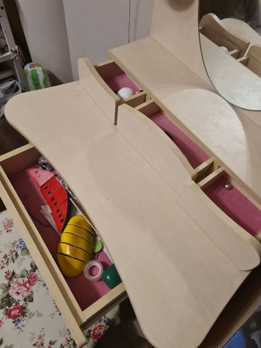 дитячий туалетний стіл-трюмо з пуфом