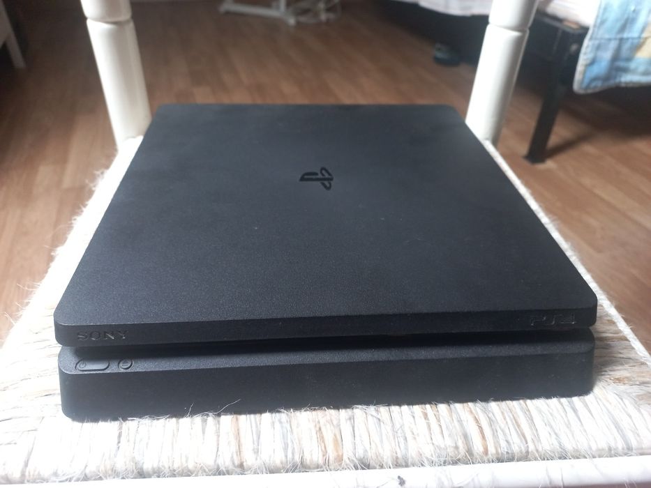 PS4 1TB sem comando e com jogos