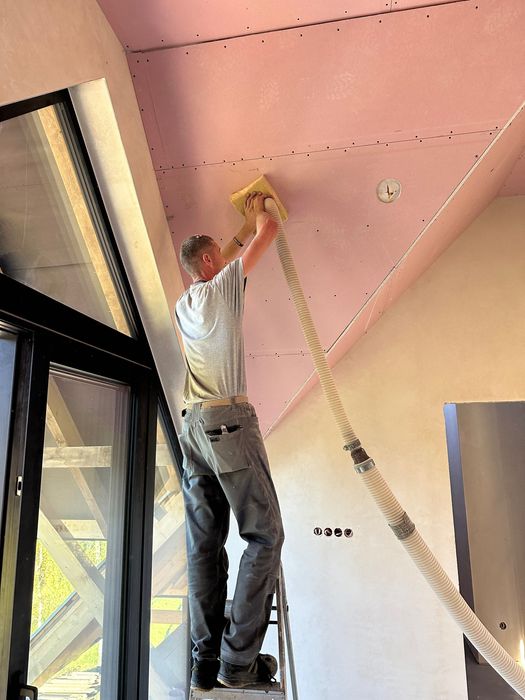 Izolacja wdmuchiwana, celuloza, włókno drzewne, wełna szklana