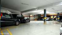 Garagem com parqueamento público e oficina automóvel