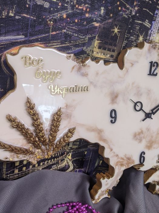 Годинник  на стіну з епоксидної смоли.