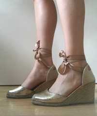 PRIMARK Złote buty wiązane na koturnie - sandały - espadryle