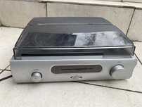 “Gramofon z radiem AM/FM vintage”