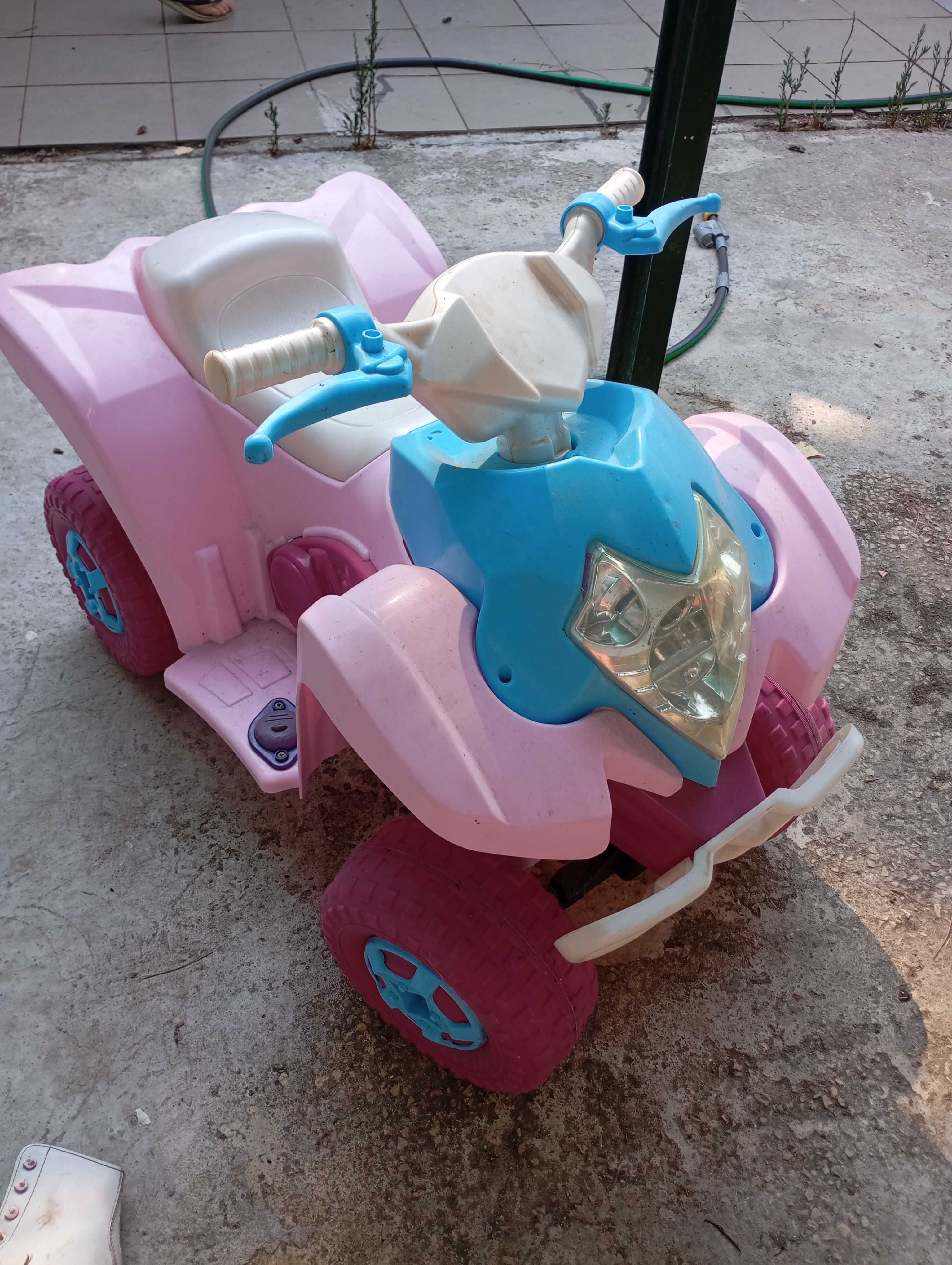 Moto 4 elétrica infantil Feber