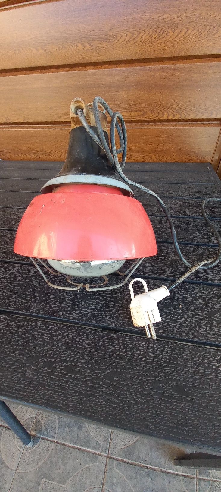 Інфрачервона лампа разом з плафоном для обігріву  тварин.
