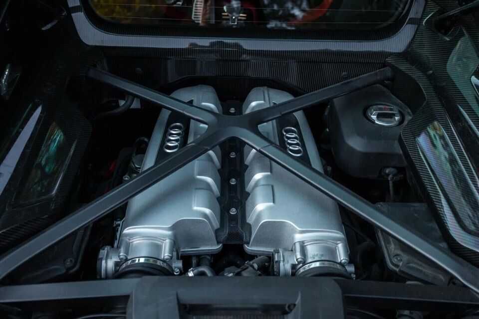 2020    Audi   R8