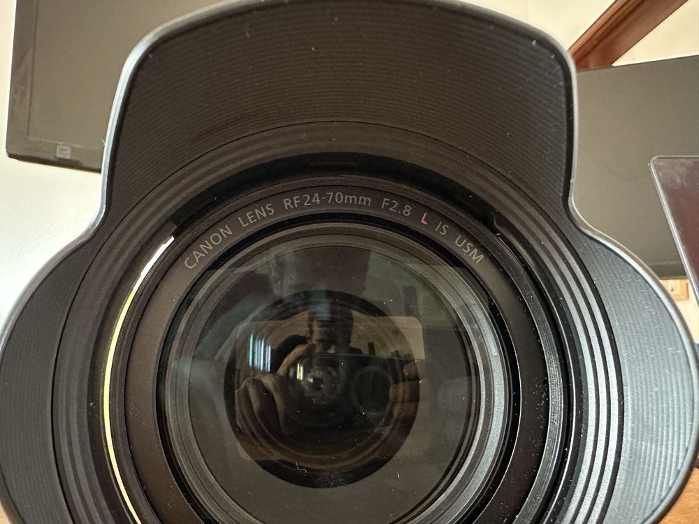 Canon EOS R8 + RF 24 - 70 f2.8 L + RF 24 - 50 + Weebill 3S + 2 bateria