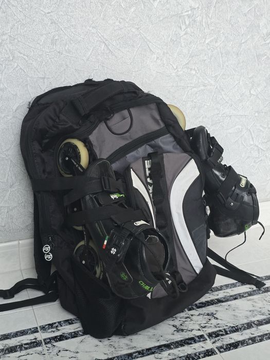 Patins de velocidade e mala de viagem