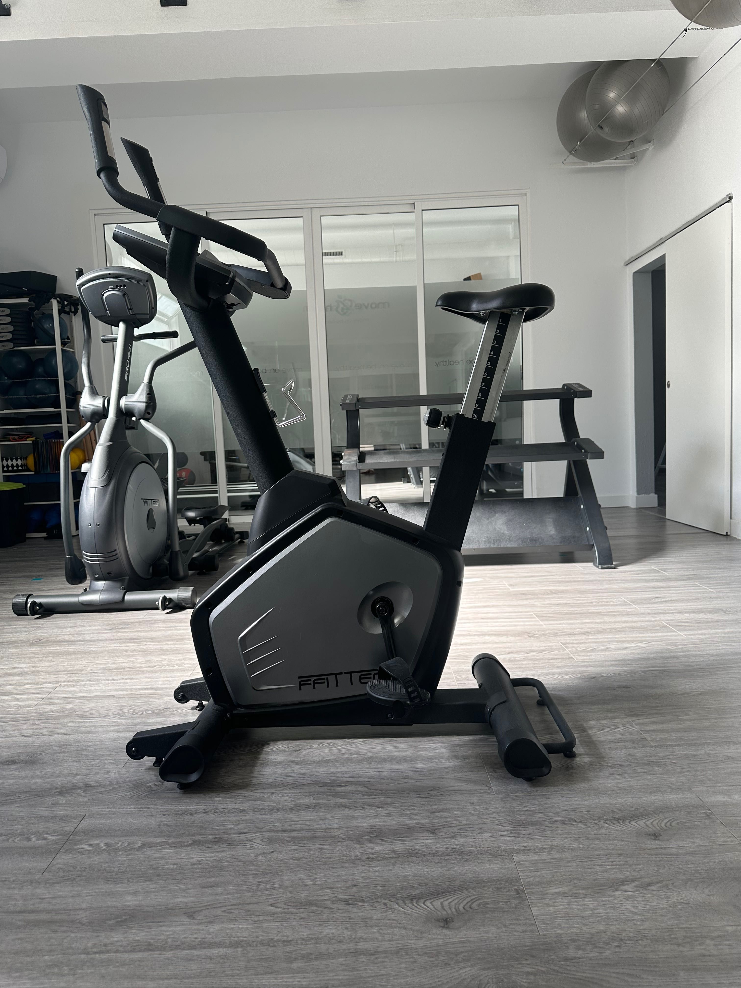 Bicicleta Vertical FFITTECH® PROTECH-V – Seminova | Excelente Estado