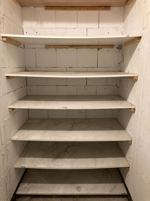 Miejsce postojowe z komórką pod budynkiem wynajmę. Lokalizacja-centrum