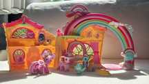 Zestaw domek i trzy kucyki My Little Pony