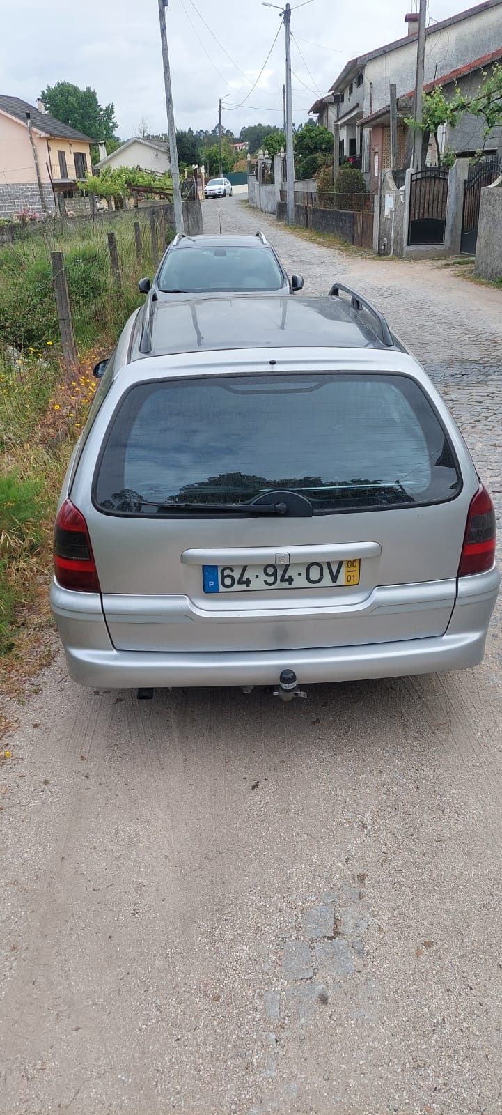 Opel Vectra ano 2000 com bola de reboque