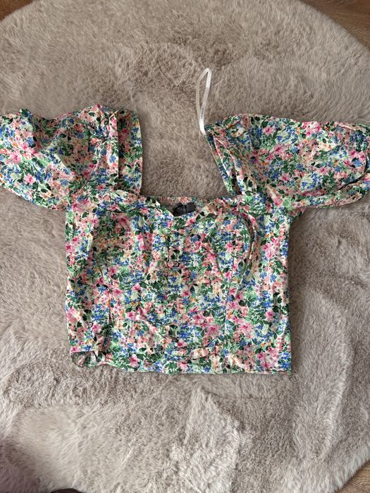 Top z bufkami Primark