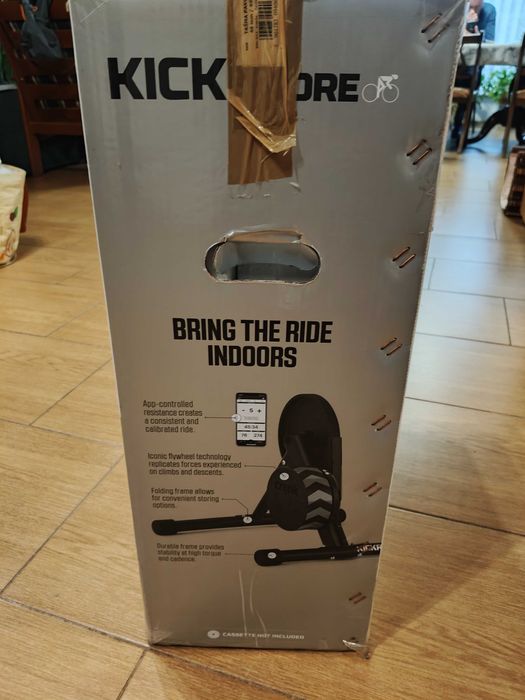Trenażer rowerowy Smart Wahoo kickr core z kasetą 11 rzędową