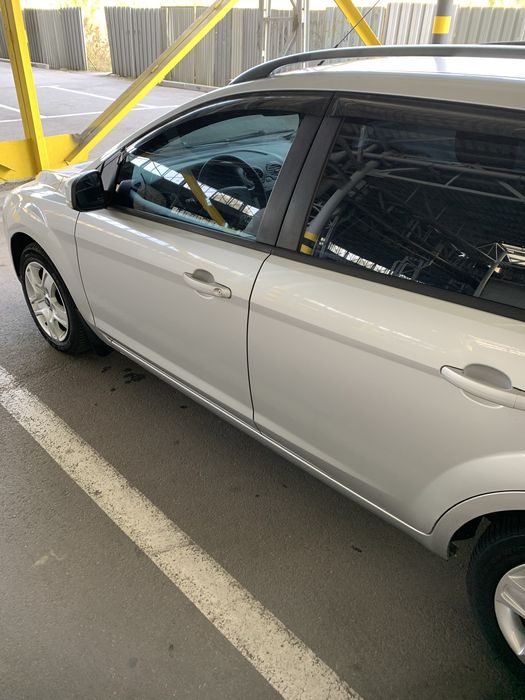 Продам серебристый Ford Focus 2010