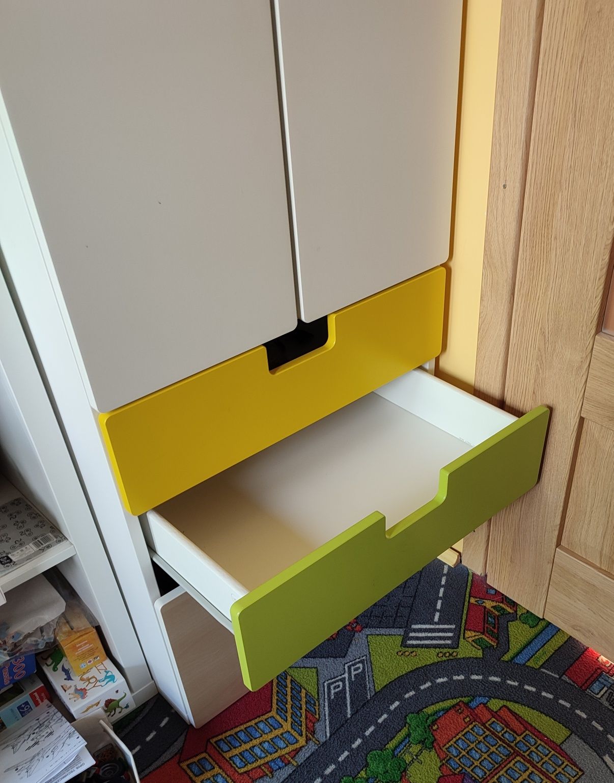 Meble IKEA stuva, komplet szafa i dwie wiszące szafki