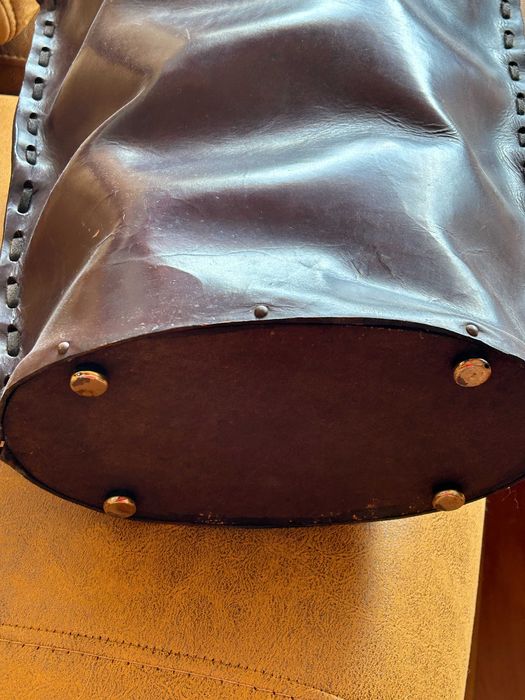 Cesto em couro castanho