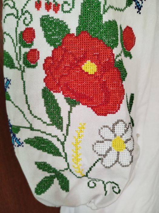 Жіноча вишиванка