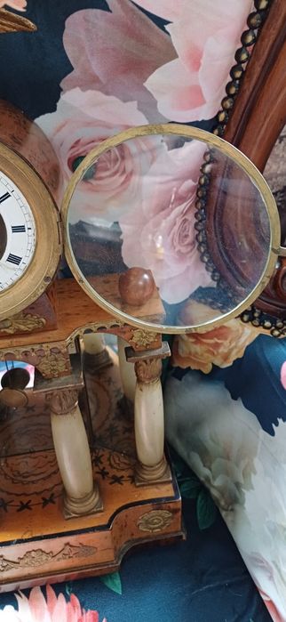 Piękny zegar bogato zdobiony