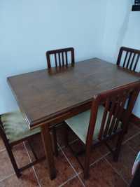 Vendo mesa de madeira com 4 cadeiras