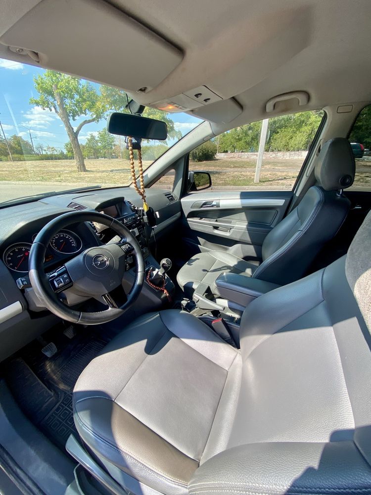 Продам автомобіль opel zafira 2011 1.6 CNG