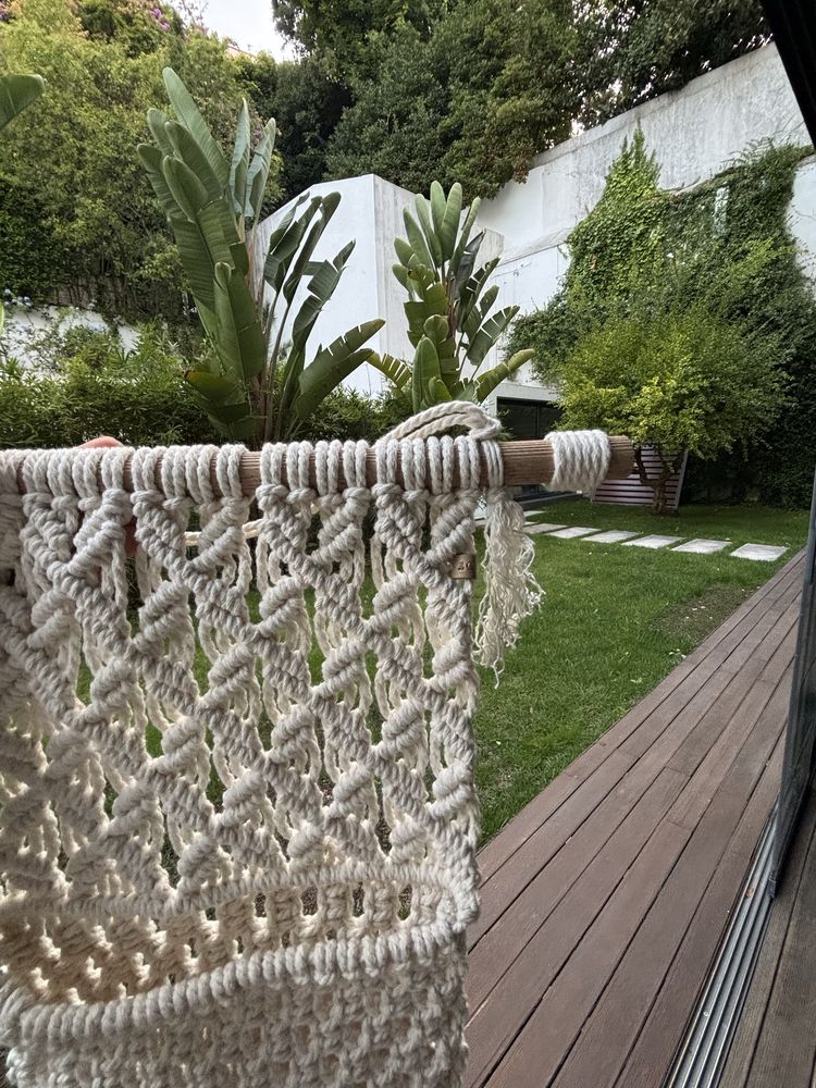Peça decorativa artesanal para a parede madeira e cordao