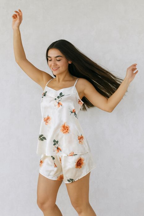 Атласна жіноча піжама шорти і топ на тонких бретелях