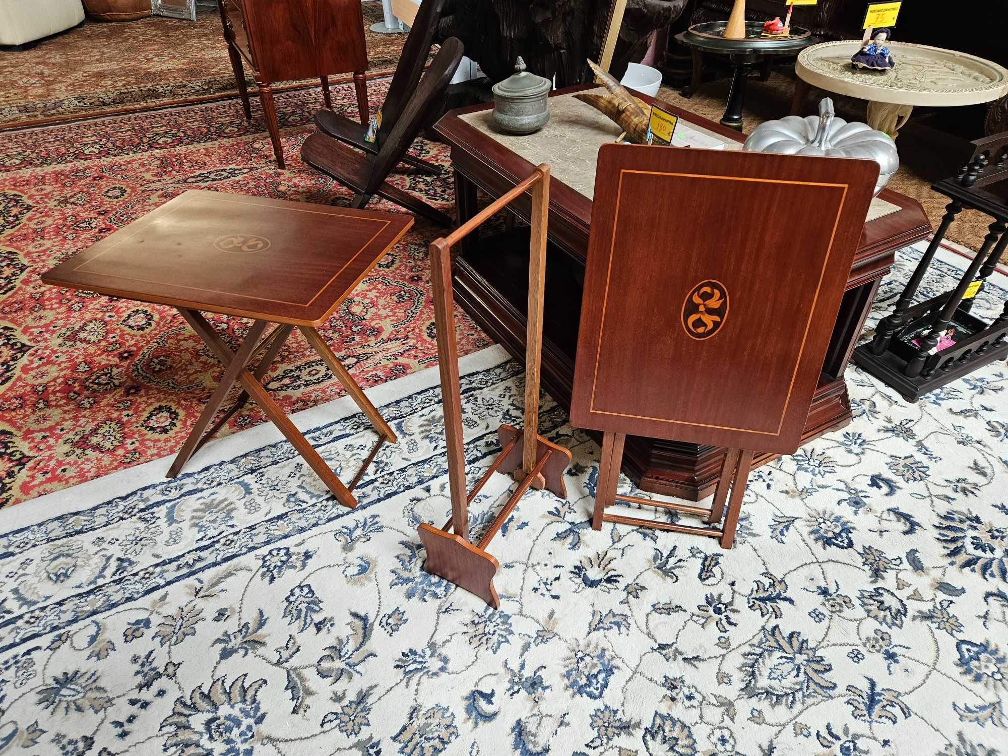 Conjunto de duas mesas de apoio dobráveis mais suporte para arrumaç