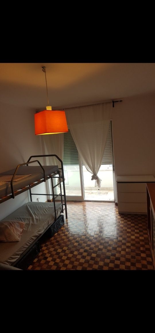 Alugo quarto compartilhado sem caução,em Queluz