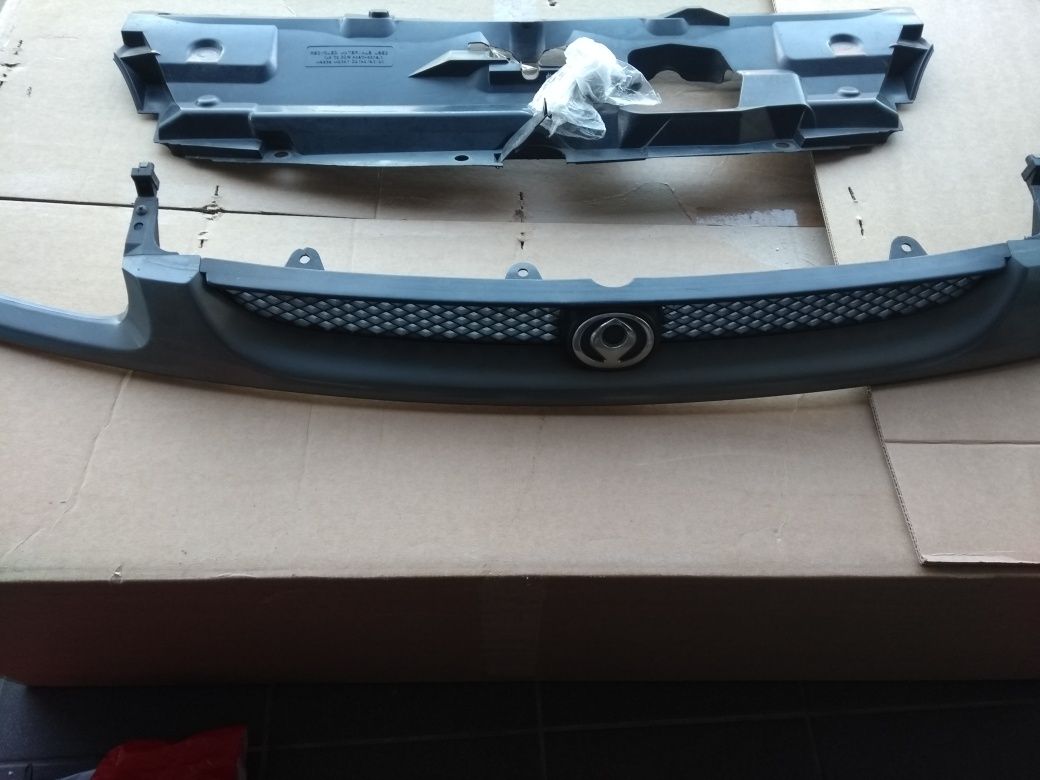 Mazda 323c Grill/Atrapa