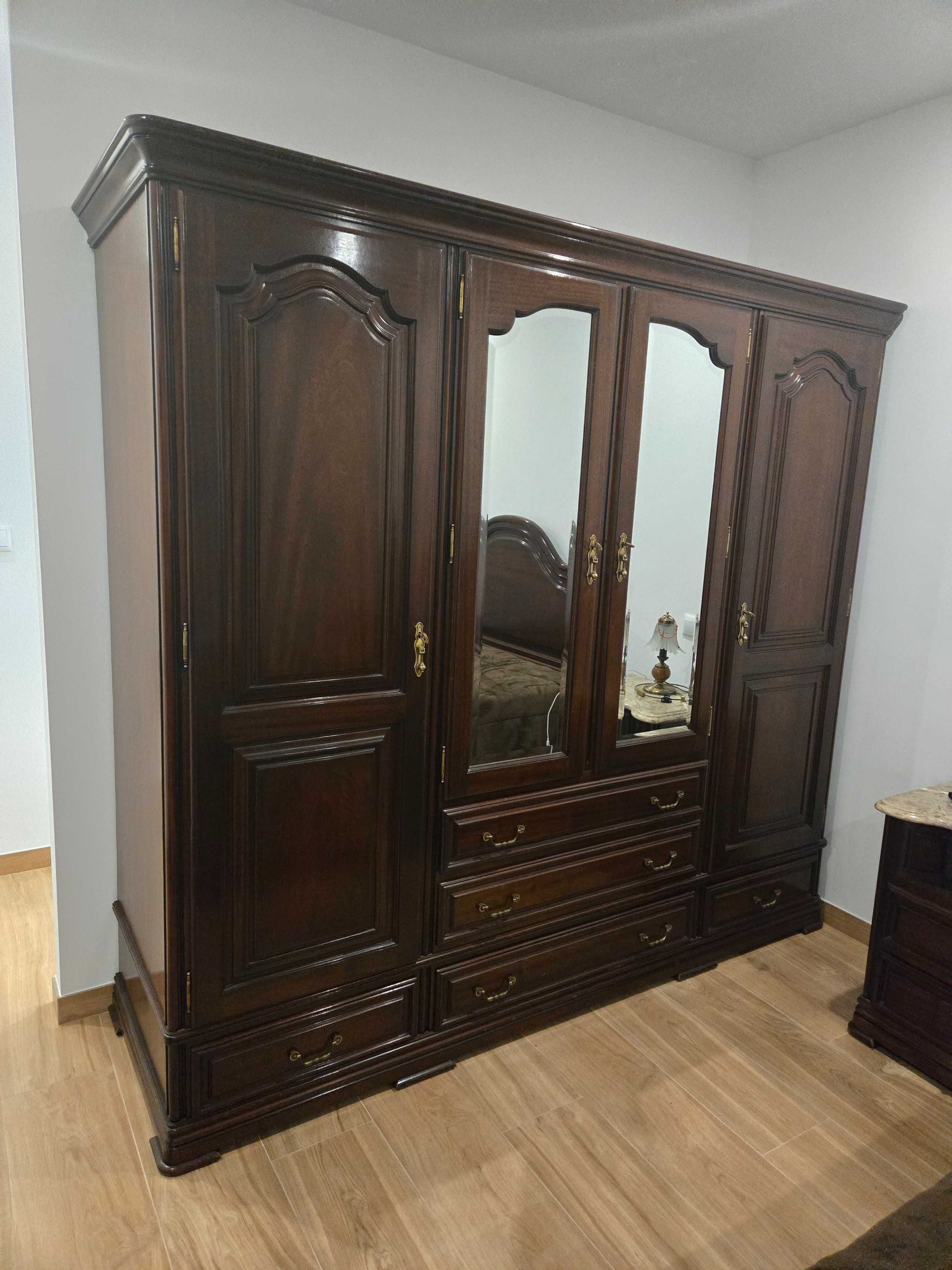 Quarto completo em madeira e tampos em pedra