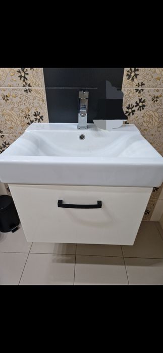 Umywalka łazienkowa z szafką i baterią