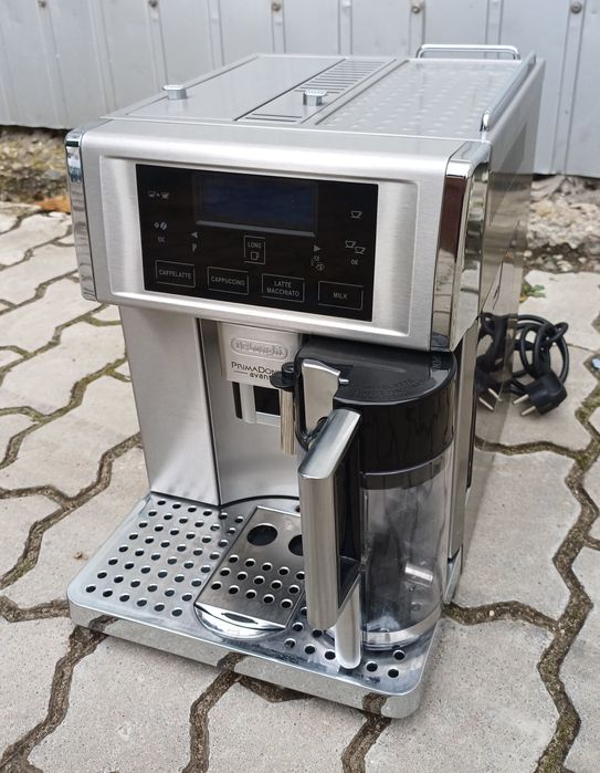 Кавомашина кавоварка Delonghi PrimaDonna Avant ESAM 6700  з молочником