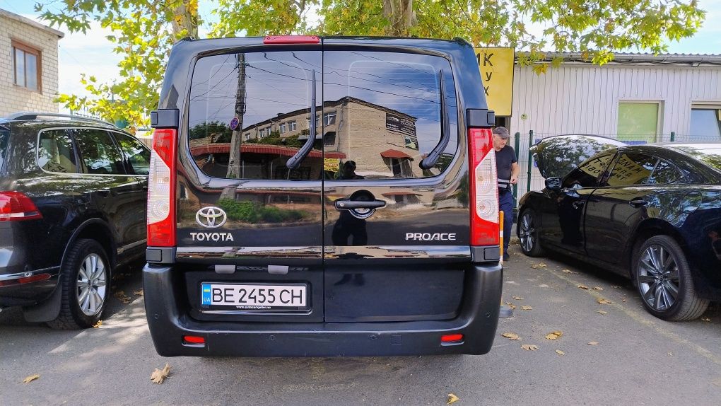 Toyota Proace 9 місць. Не Peugeot Expert. Не Citroen Jumpy.