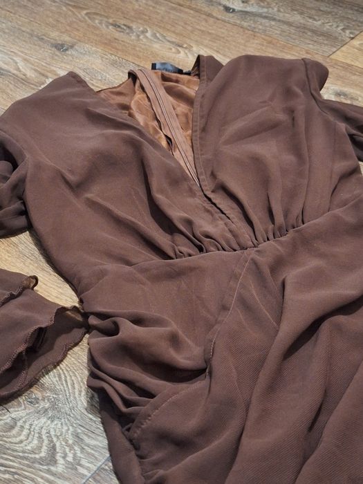 Сукня prettylittlething коричнева з рукавами кльош