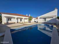Moradia Térrea T4, com piscina, junto à Vila de Redondo