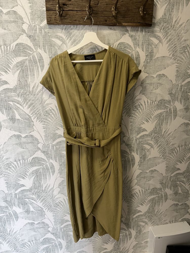 Elegancka dopasowana sukienka khaki MOHITO