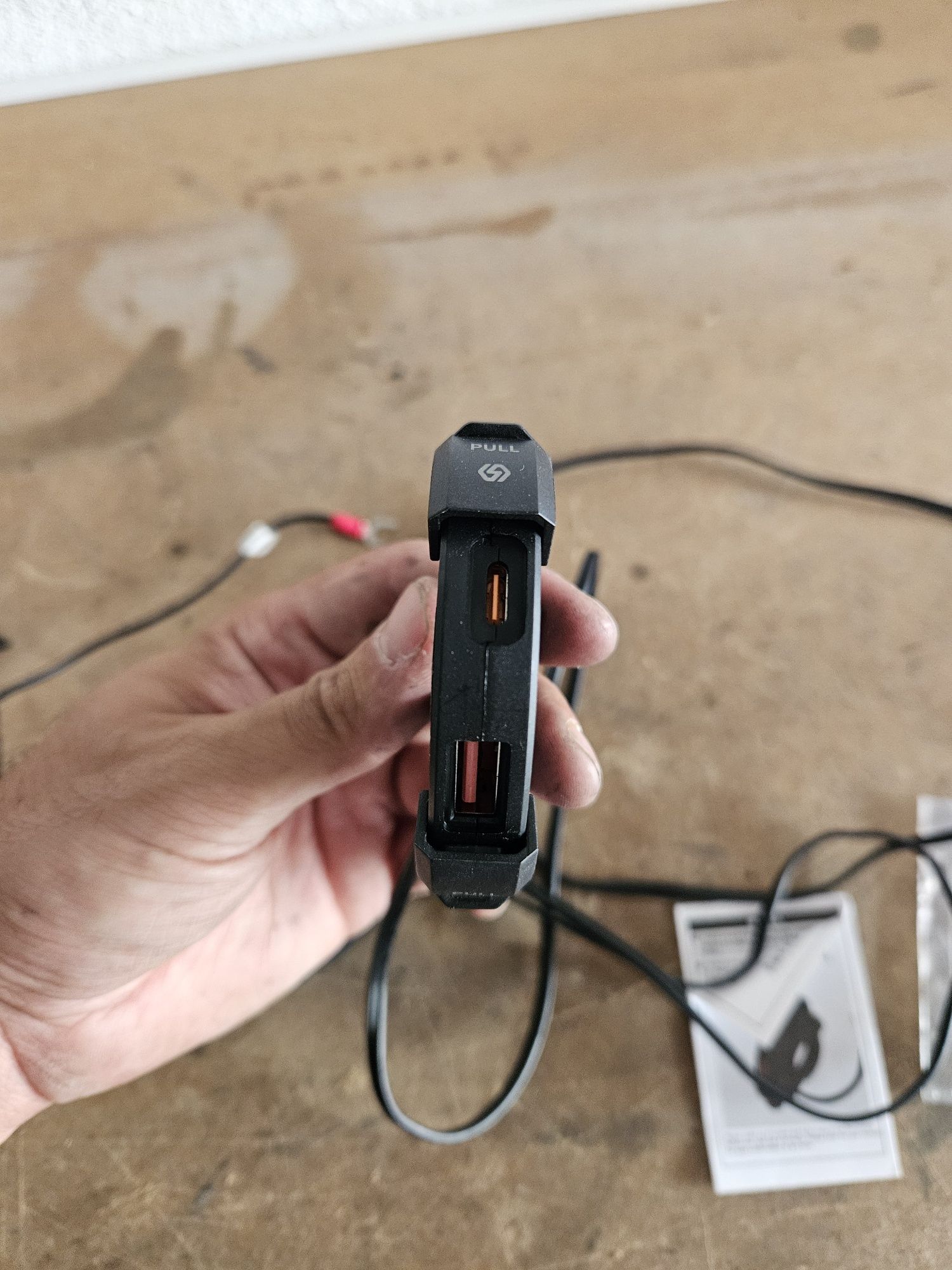Carregador USB A e USB C para mota