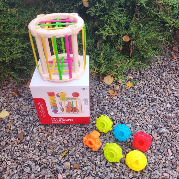 Куб логічний з резиночками 6 брязкалець,іграшка розвиваюча сортер