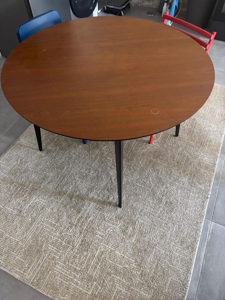 Mesa de jantar a imitar madeira